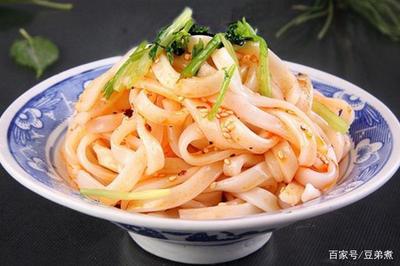 家里有面粉,就能做涼皮,詳細(xì)配方告訴你,不揉面洗面,一學(xué)就會(huì)