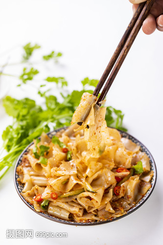 小暑時節，麻辣涼皮與消暑養生